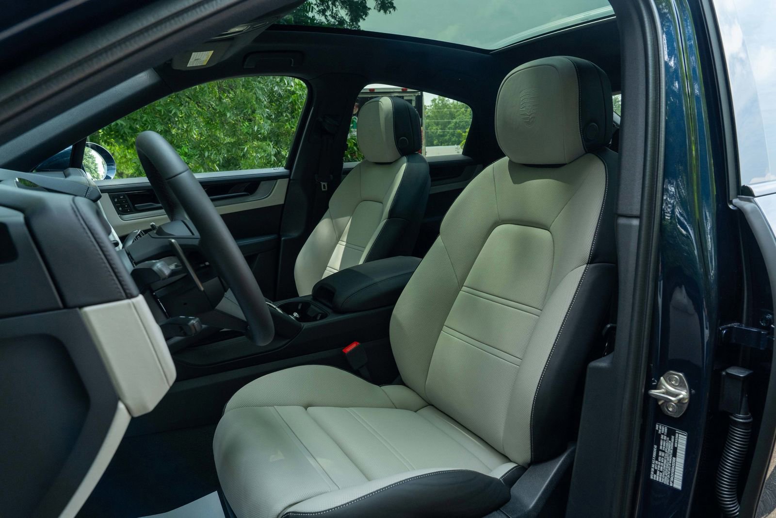 2025 Porsche Cayenne Base photo 5