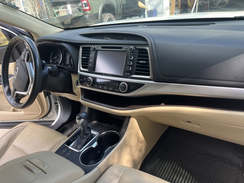 2017 Toyota Highlander XLE photo 2