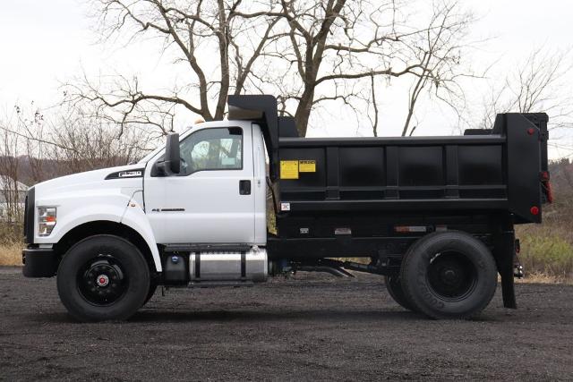 2025 Ford F-750 photo 2