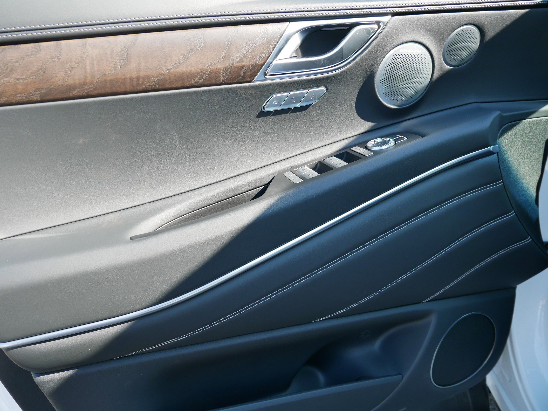 2025 Genesis GV80 Prestige AWD photo 4