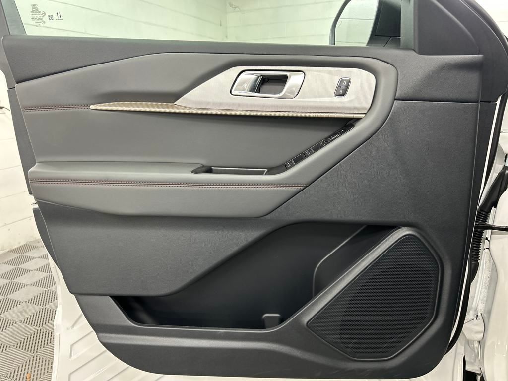 2025 Ford Explorer photo 10