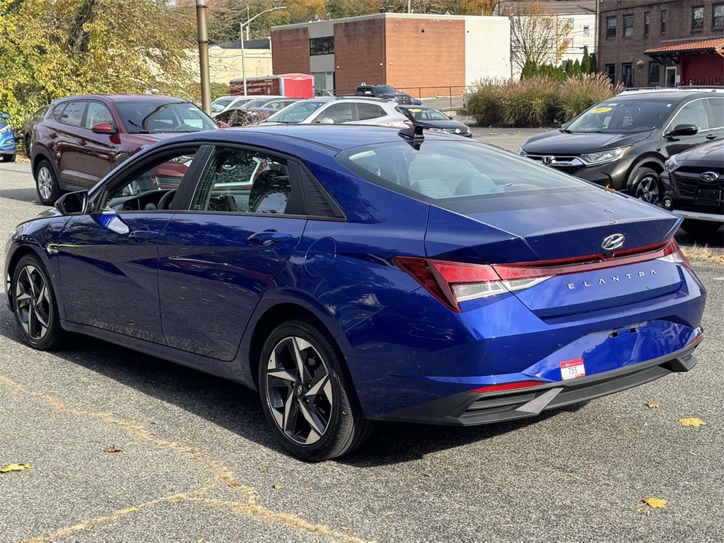 2023 Hyundai Elantra SEL Convenience photo 4