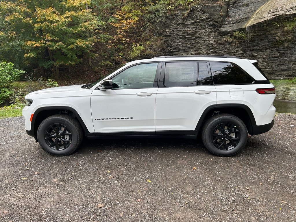 2025 Jeep Grand Cherokee Altitude photo 2