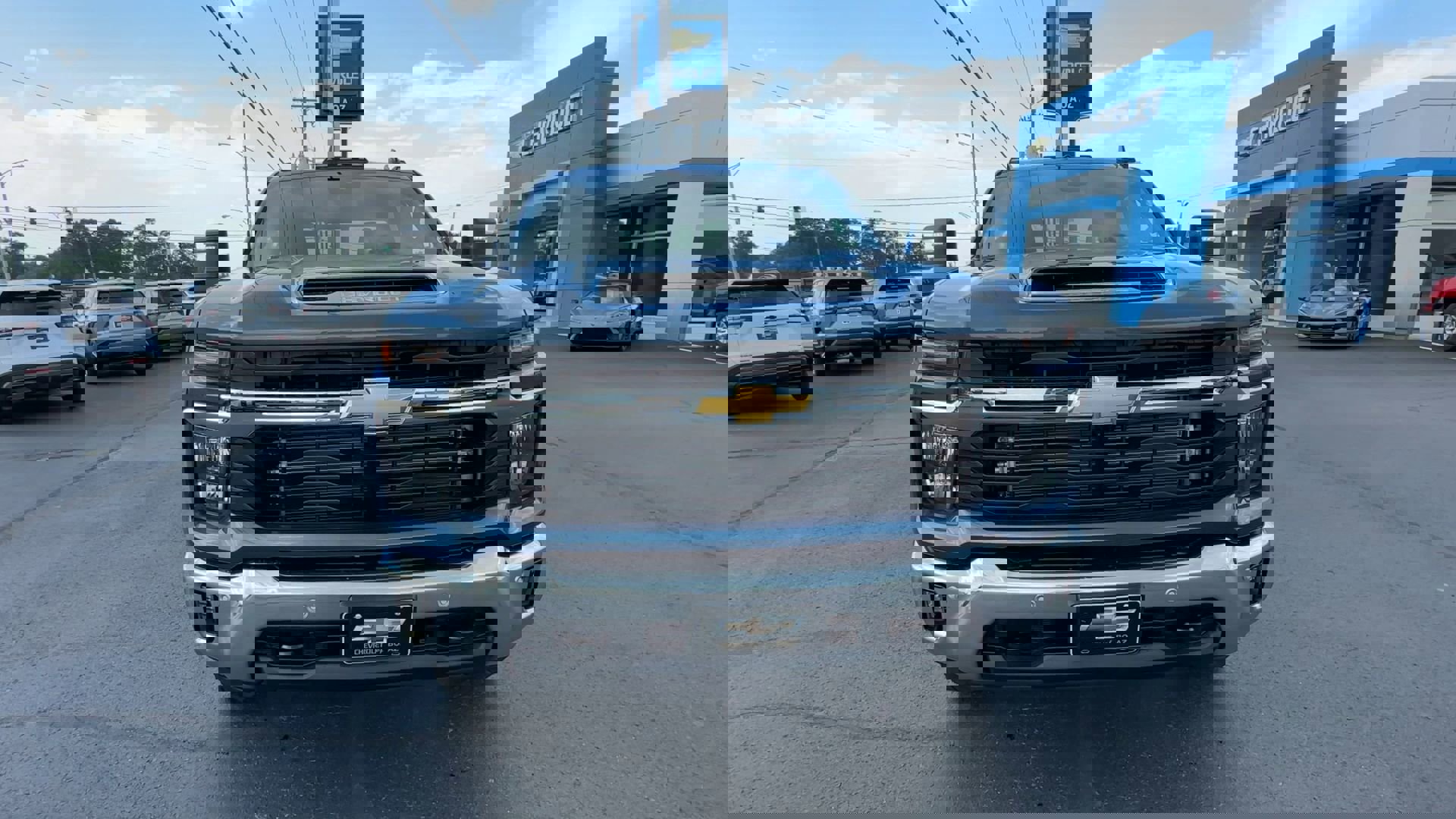 2025 Chevrolet Silverado 3500HD LT photo 2