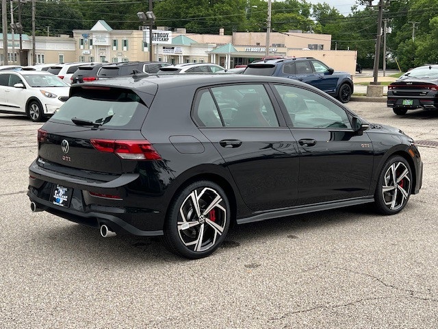 2025 Volkswagen Golf GTI SE photo 3