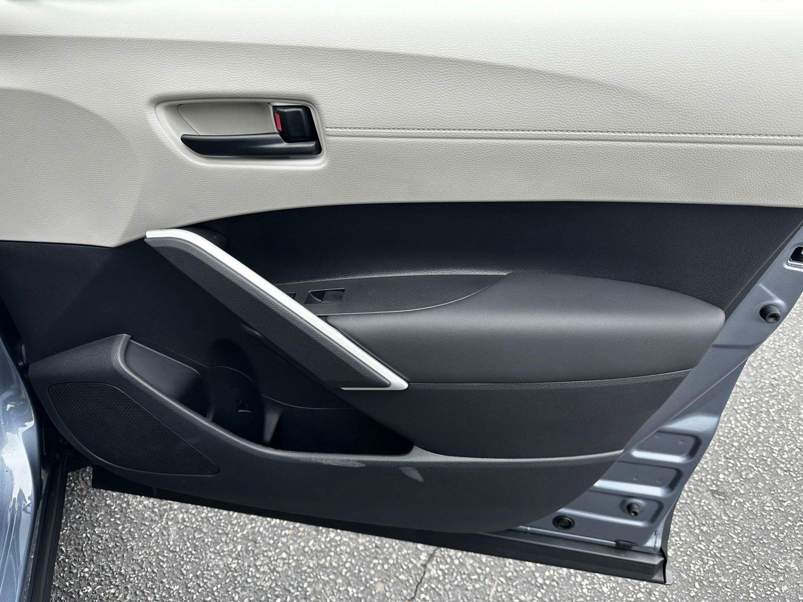 2025 Toyota Corolla Cross L photo 27