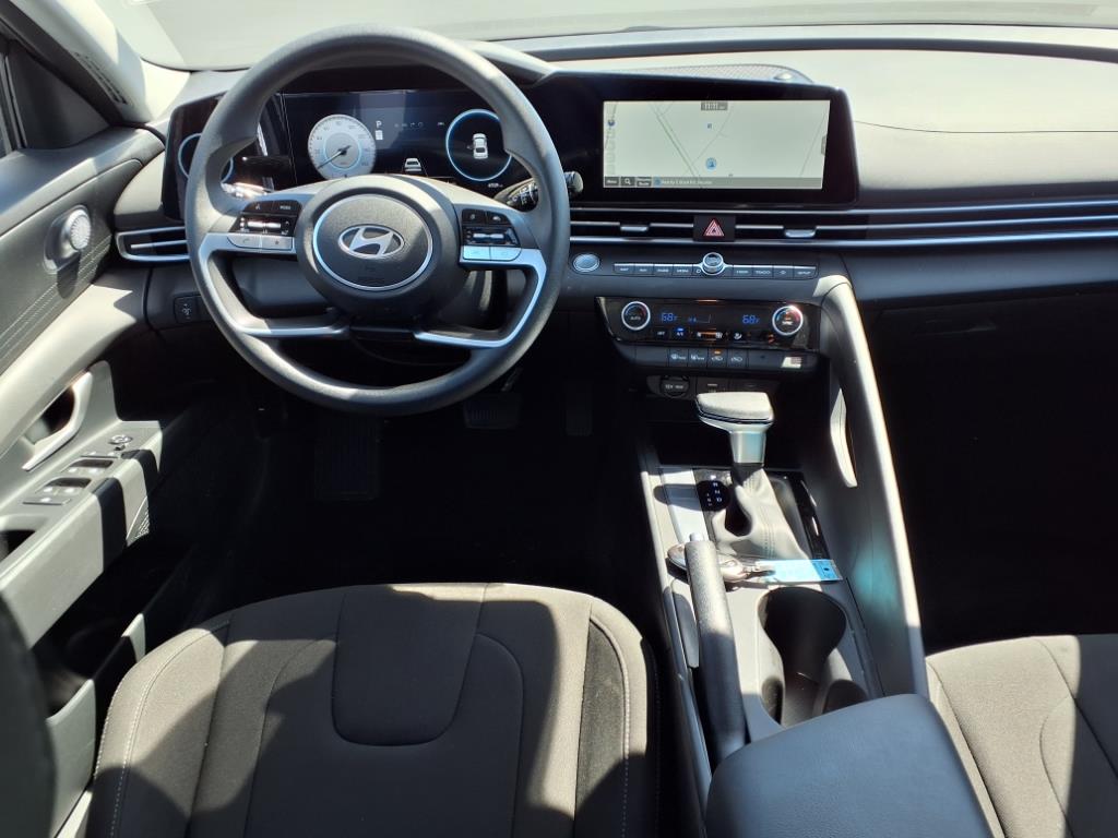 2024 Hyundai Elantra SEL photo 3