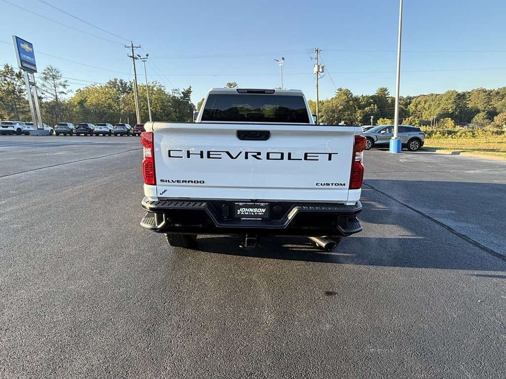2025 Chevrolet Silverado Custom photo 4