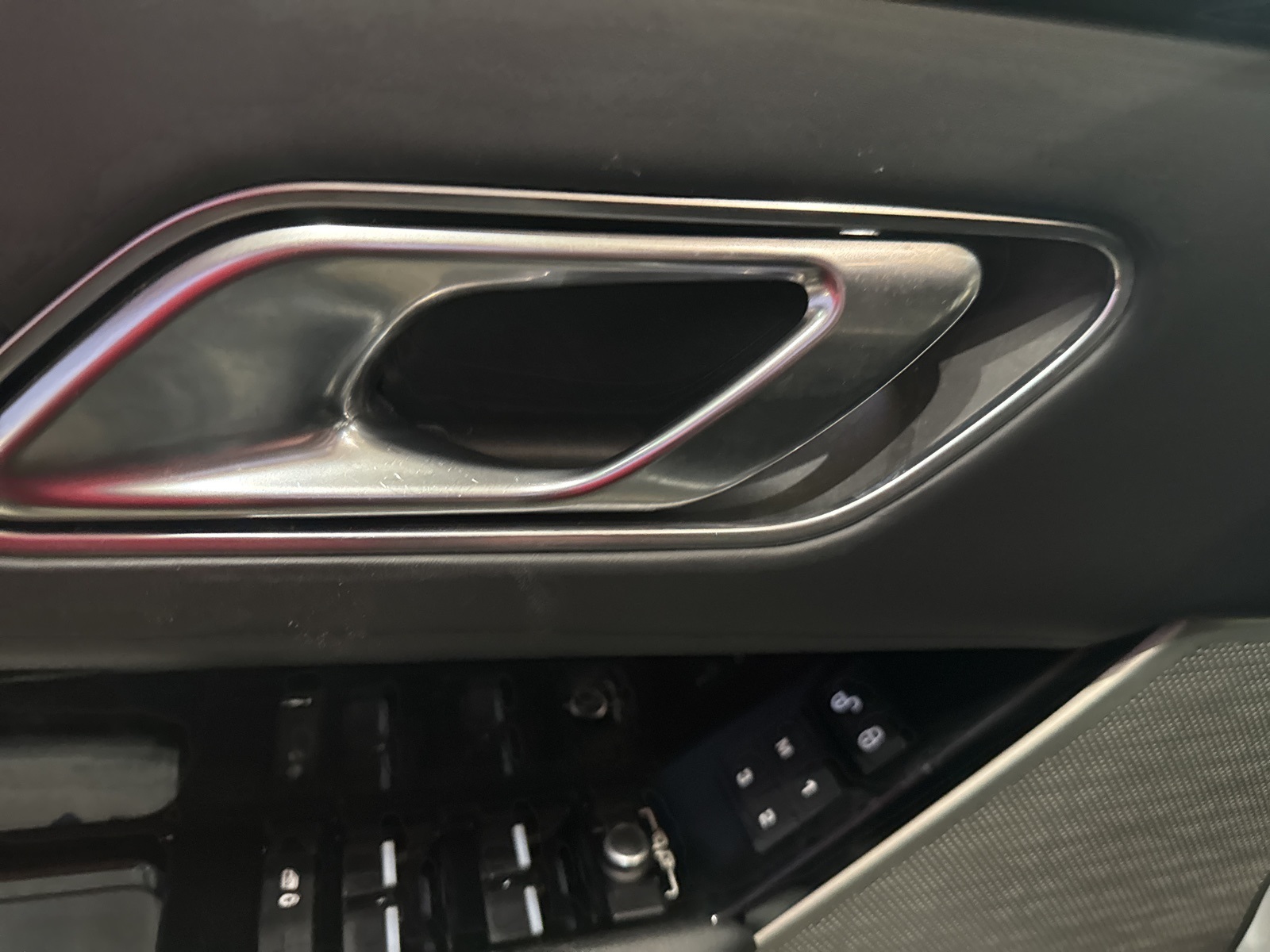 2018 Land Rover Range Rover Velar SE photo 4