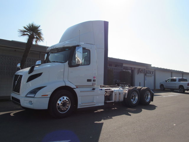 New 2025 VOLVO VNR64T-300's photo