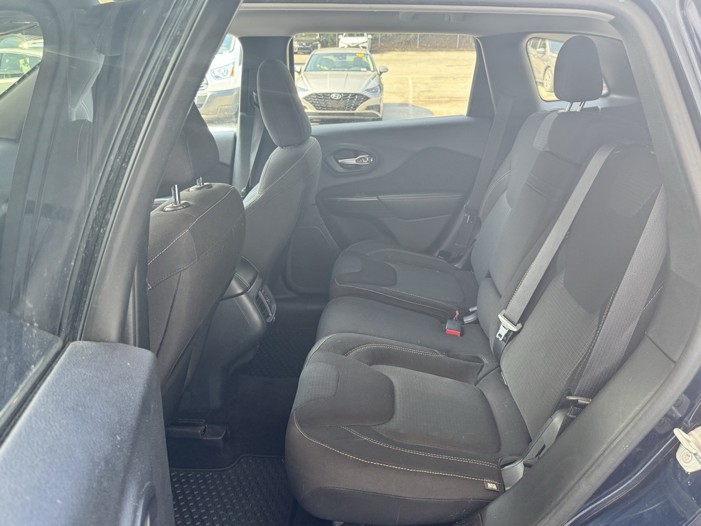 2016 Jeep Cherokee Latitude photo 2