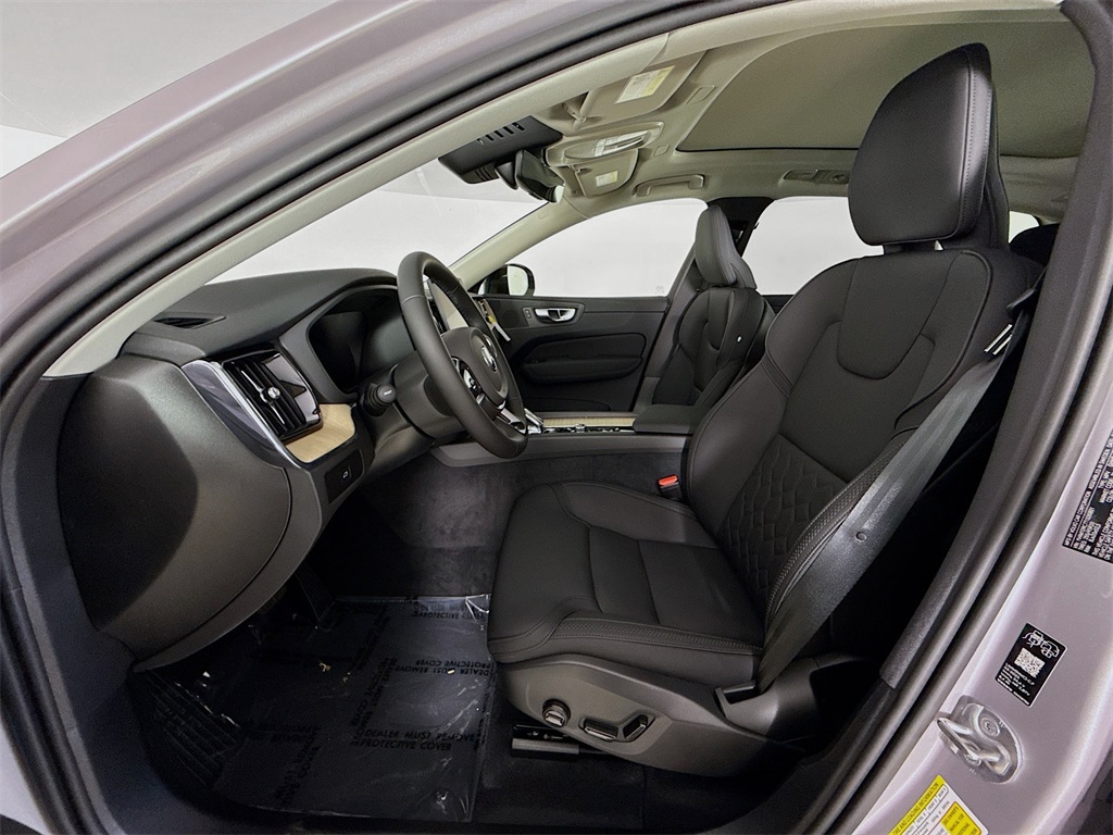 2026 Volvo XC60 B5 Plus photo 21