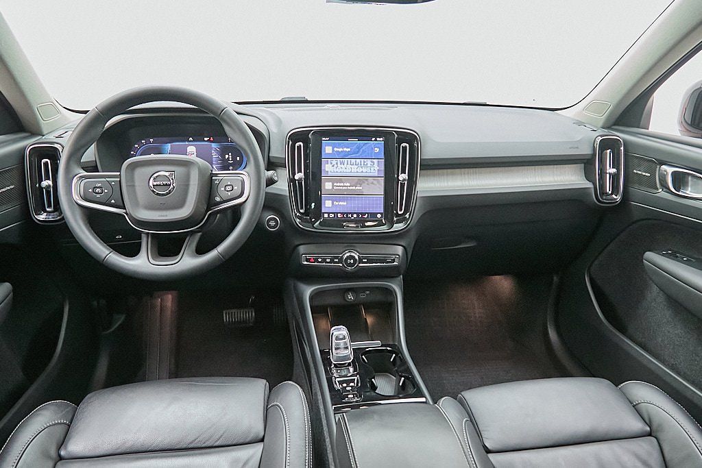 2023 VOLVO XC40 - Image 23