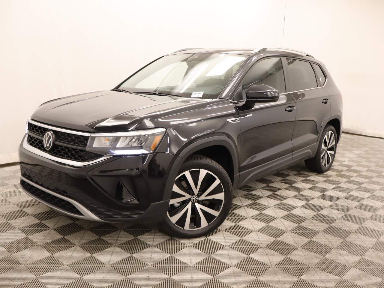 2023 Volkswagen Taos SE's photo