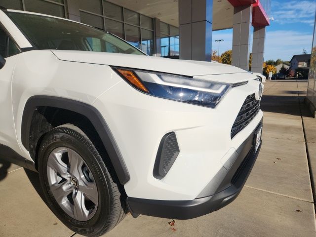 2025 Toyota RAV4 Hybrid XLE photo 3