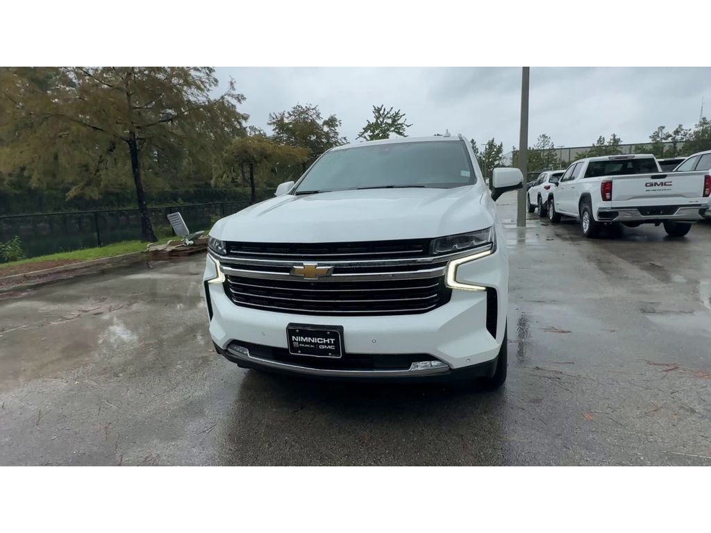 2021 Chevrolet Suburban LT photo 3