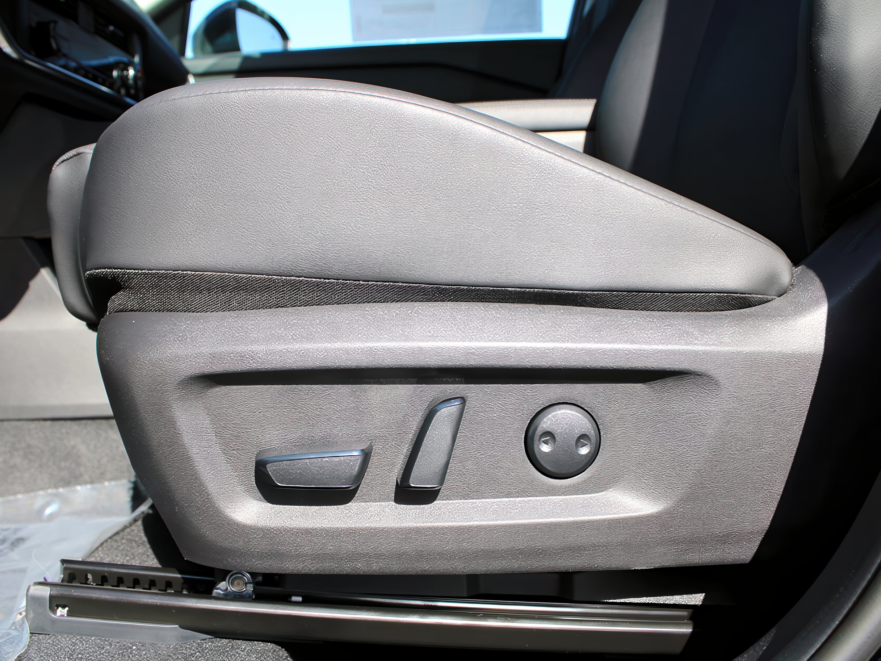 2025 Nissan Rogue SV photo 14