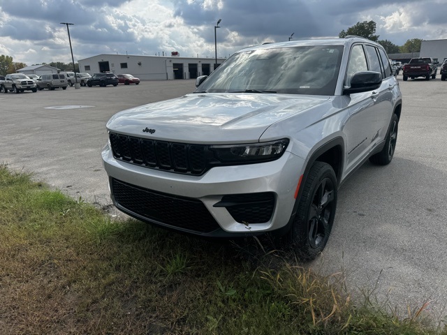 2022 Jeep Grand Cherokee Altitude photo 2