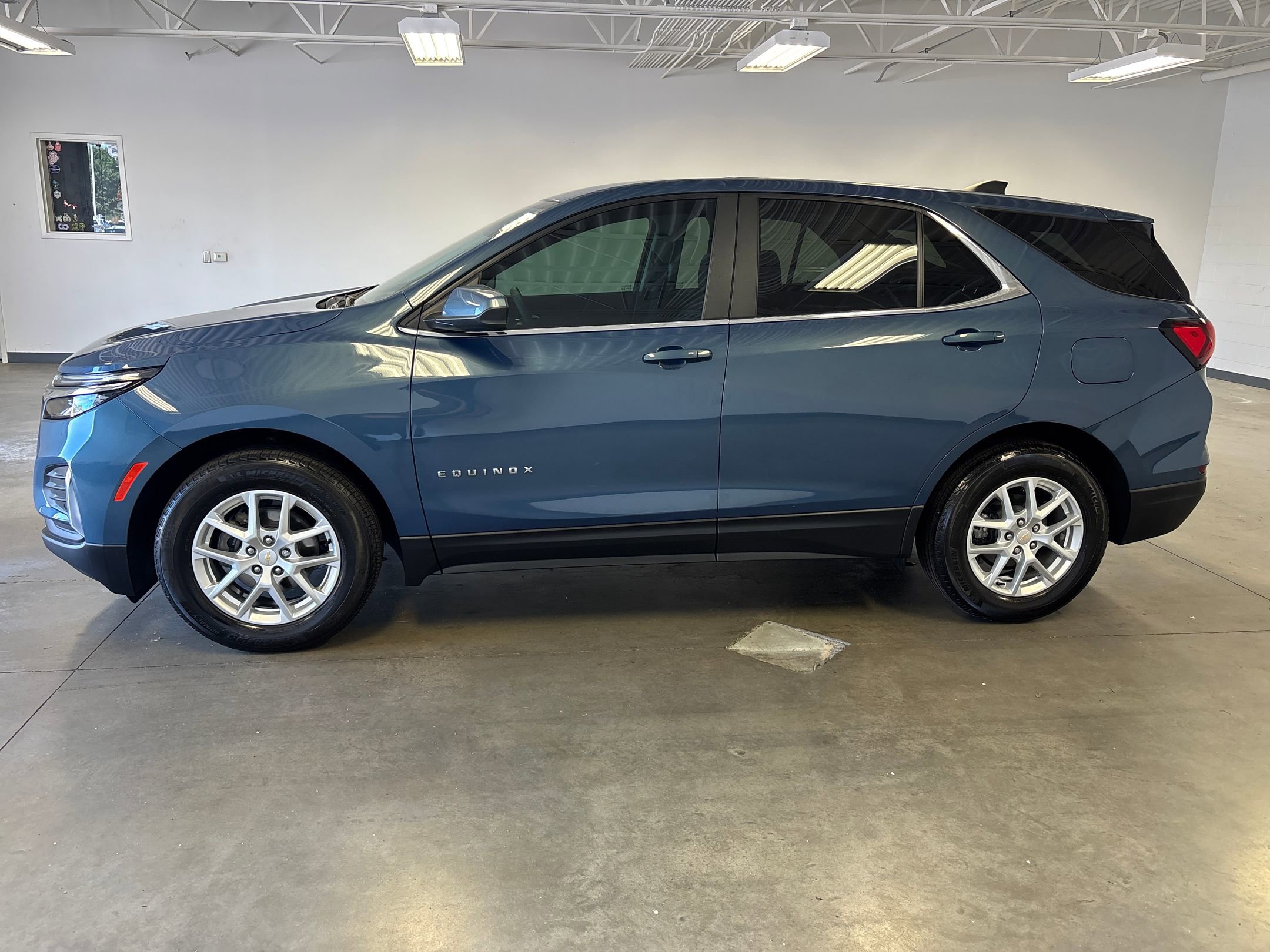 2024 Chevrolet Equinox LT photo 2