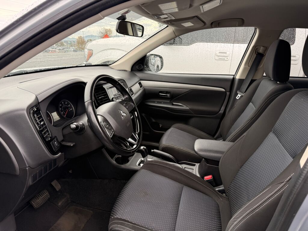 2016 Mitsubishi Outlander ES photo 4
