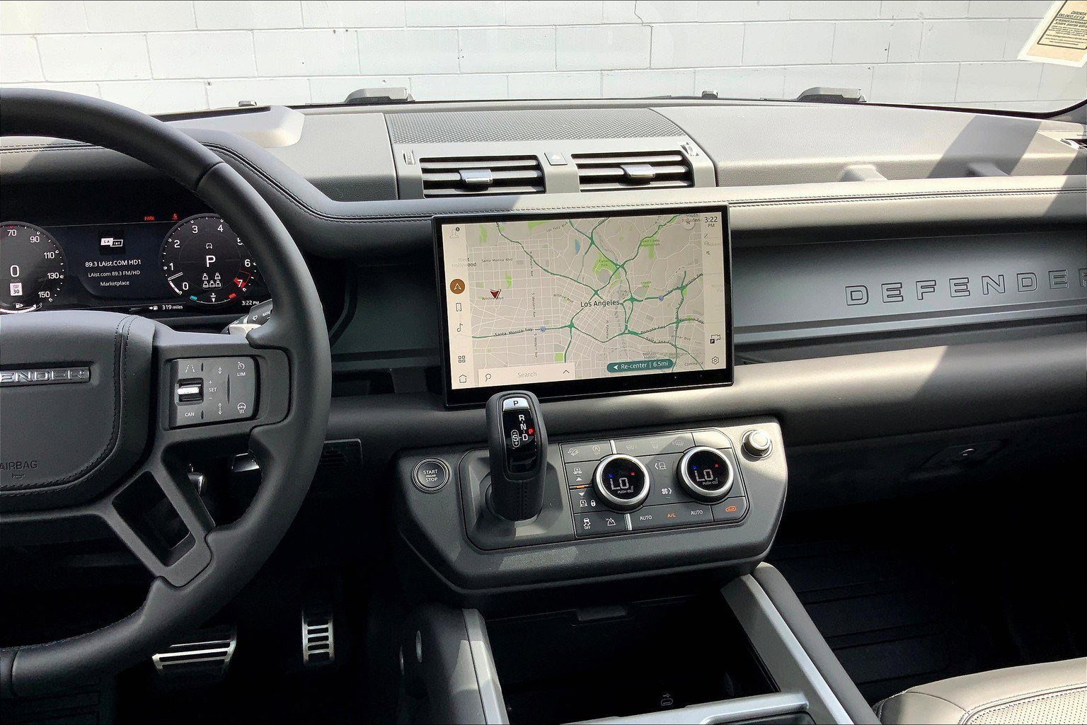 2025 Land Rover Defender 130 V8 photo 3
