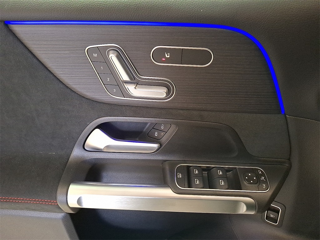 2026 Mercedes Benz GLB 250 4MATIC photo 8