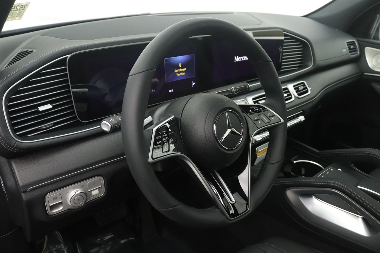 2025 Mercedes Benz GLS 450 4MATIC photo 4