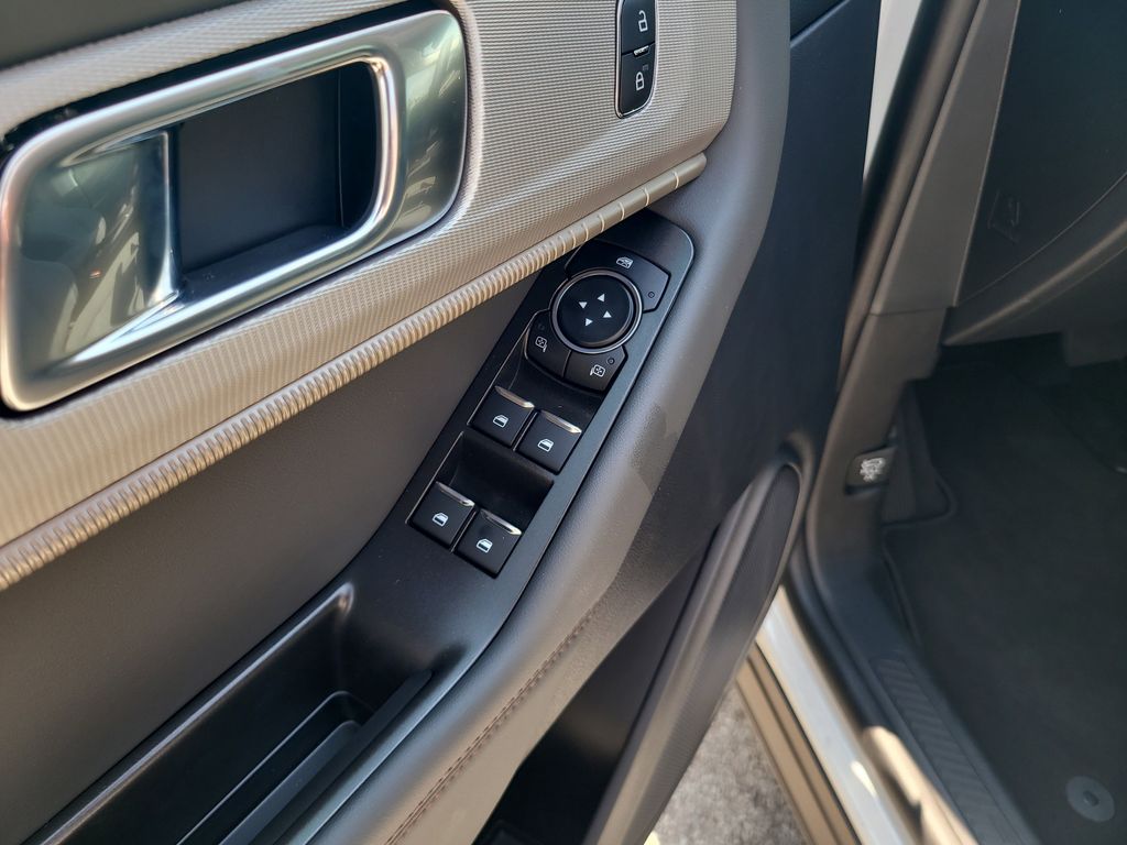 2025 Ford Explorer photo 10