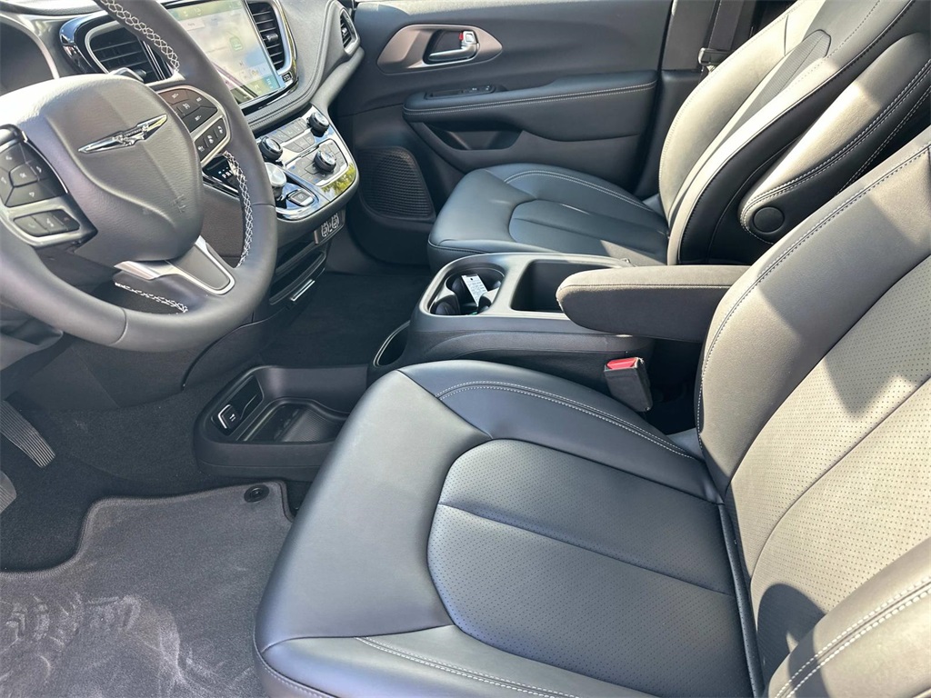 2025 Chrysler Pacifica photo 14