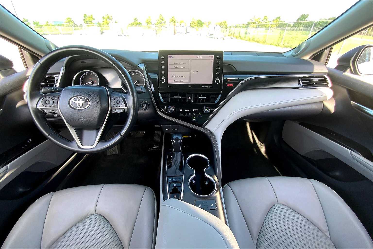 2022 Toyota Camry XLE V6 photo 14