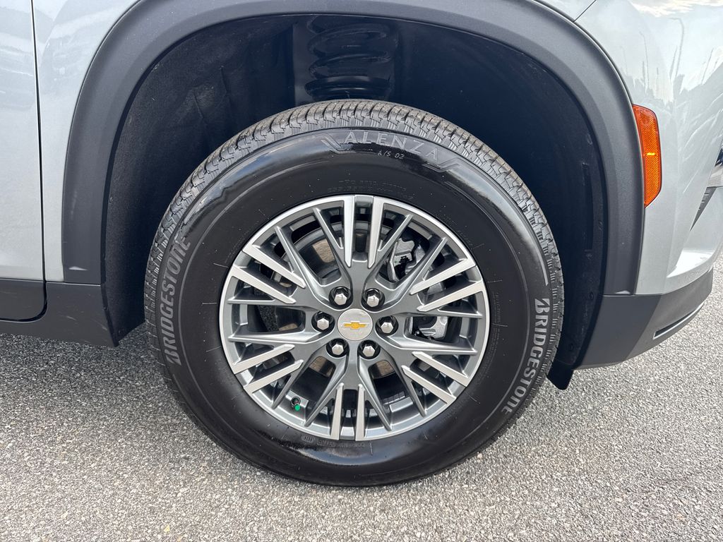 2025 Chevrolet Traverse photo 11