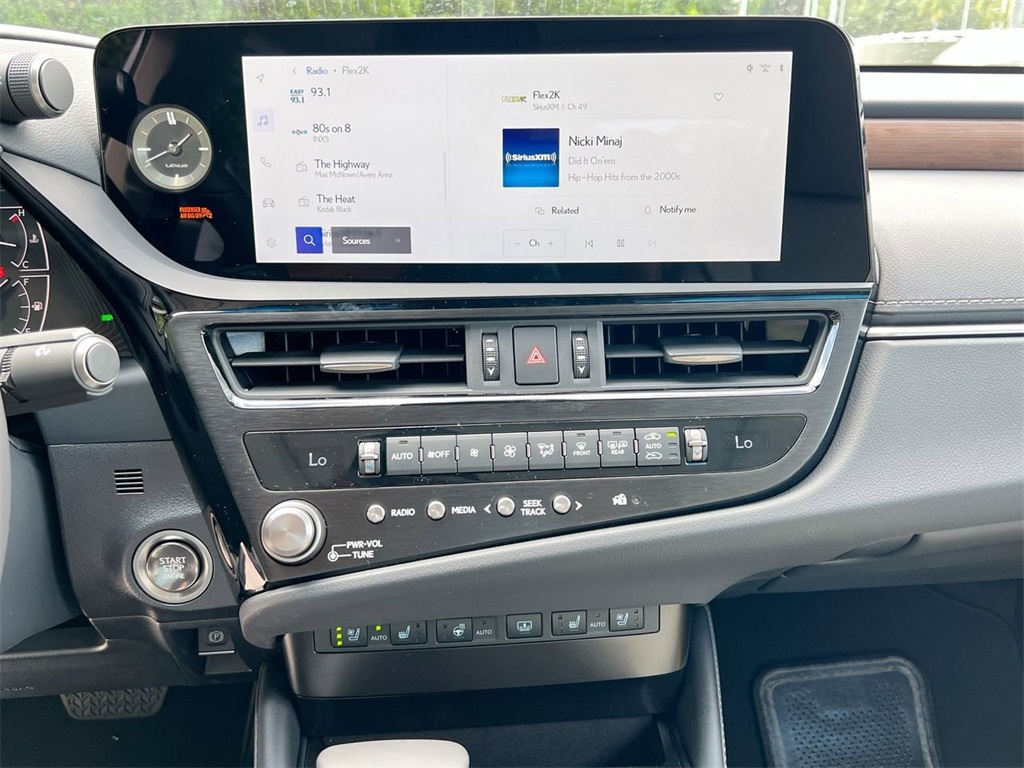 2025 Lexus ES 350 photo 16