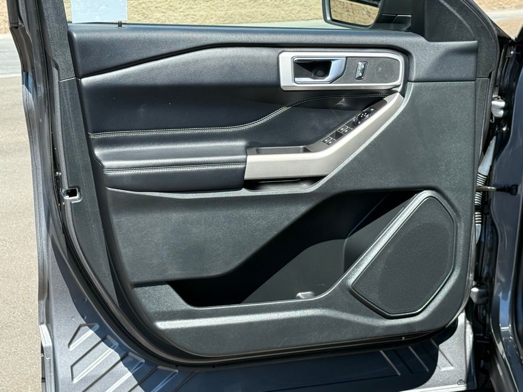 2023 Ford Explorer XLT photo 17