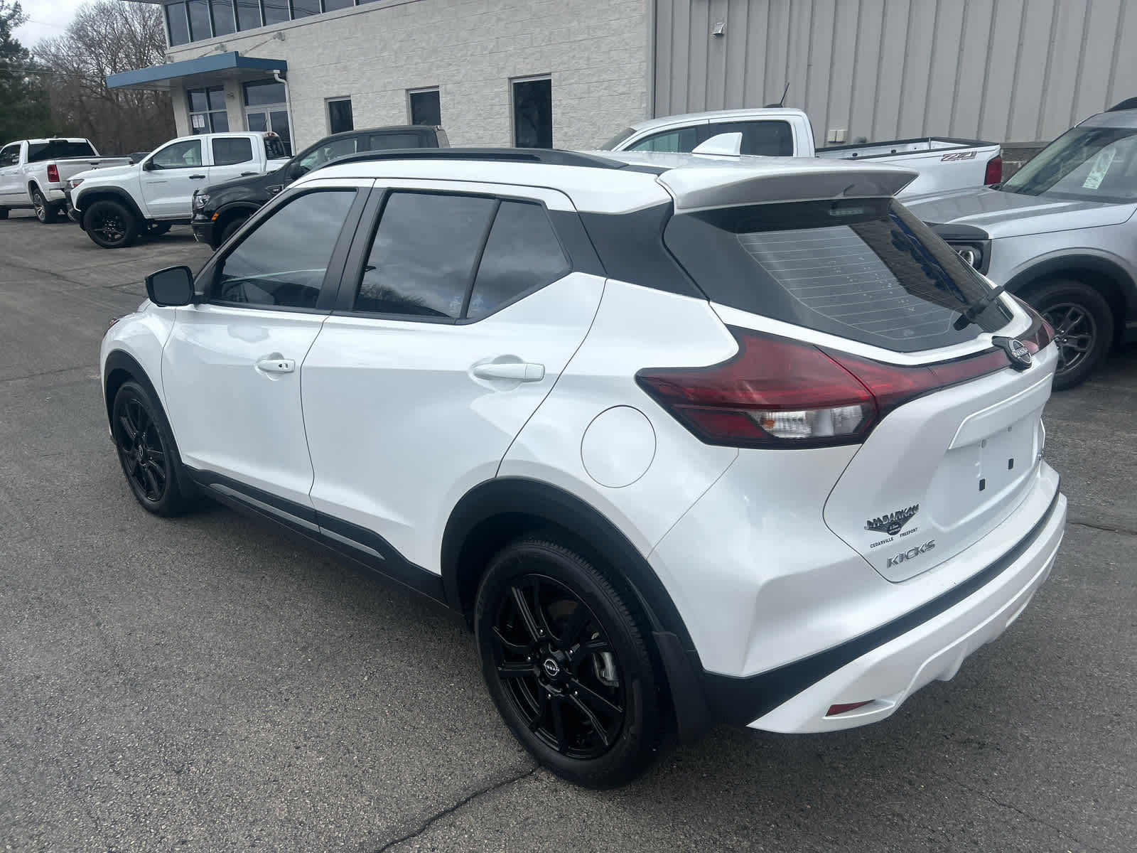 2024 Nissan Kicks SR photo 3