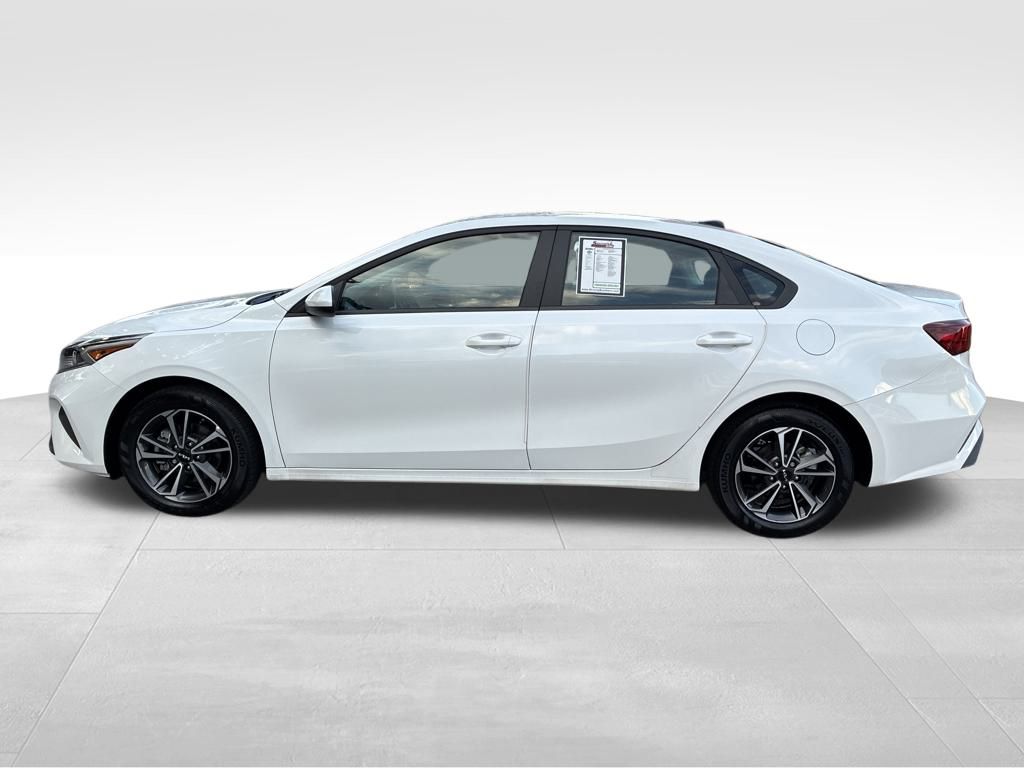 2024 Kia Forte LXS photo 2