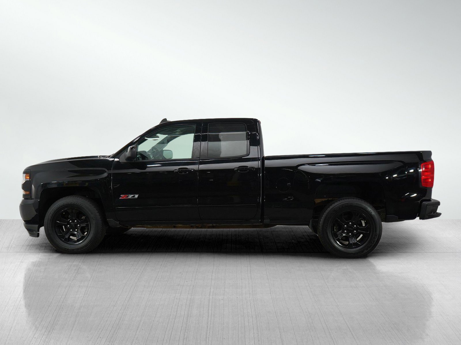 Used 2018 Chevrolet Silverado 1500 LT Z71 with VIN 2GCVKREC4J1102334 for sale in Burnsville, Minnesota
