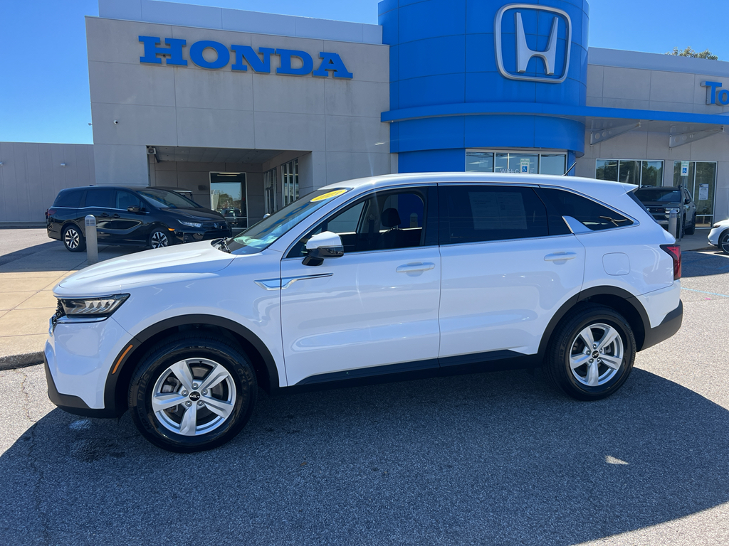 2023 Kia Sorento LX's photo