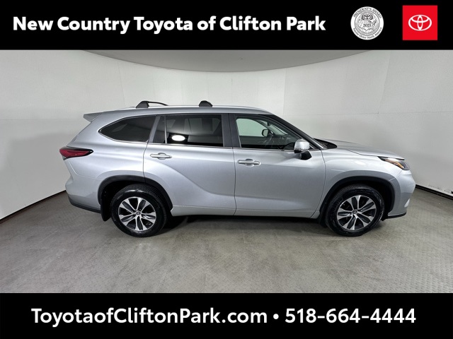 2023 Toyota Highlander XLE photo 2