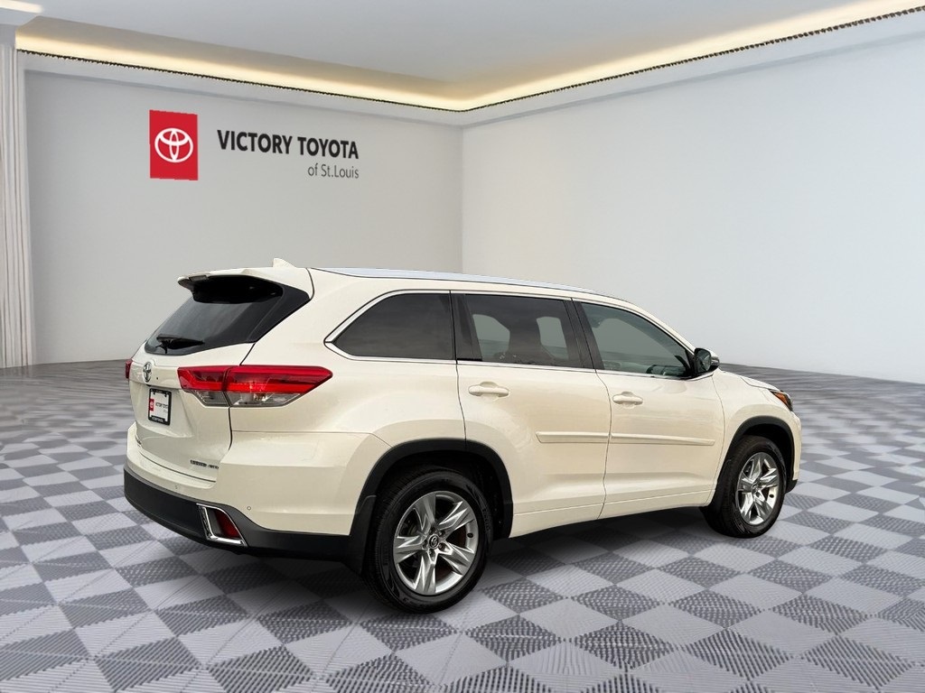 2017 Toyota Highlander Limited Platinum photo 3