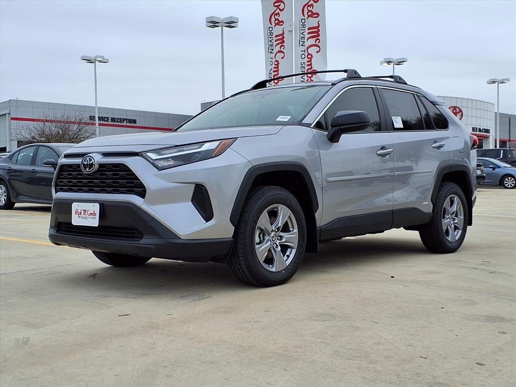 2025 Toyota RAV4 LE's photo