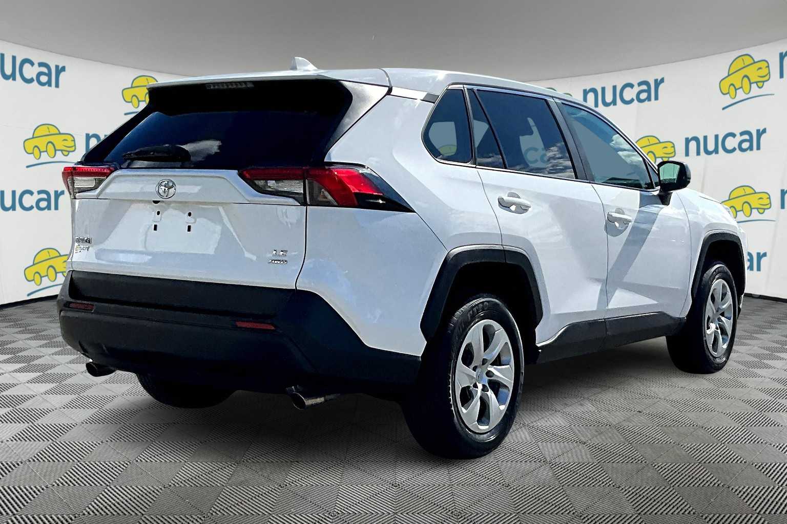 2022 Toyota RAV4 LE photo 6