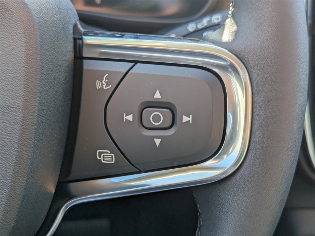 2025 Volvo XC40 Plus photo 15