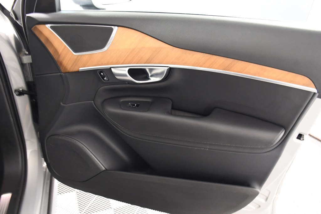 2024 Volvo XC90 B5 Plus photo 17