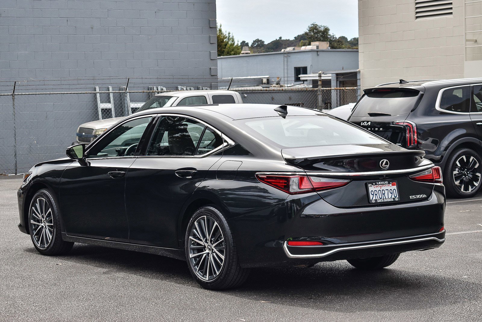 2025 Lexus ES 300h photo 4