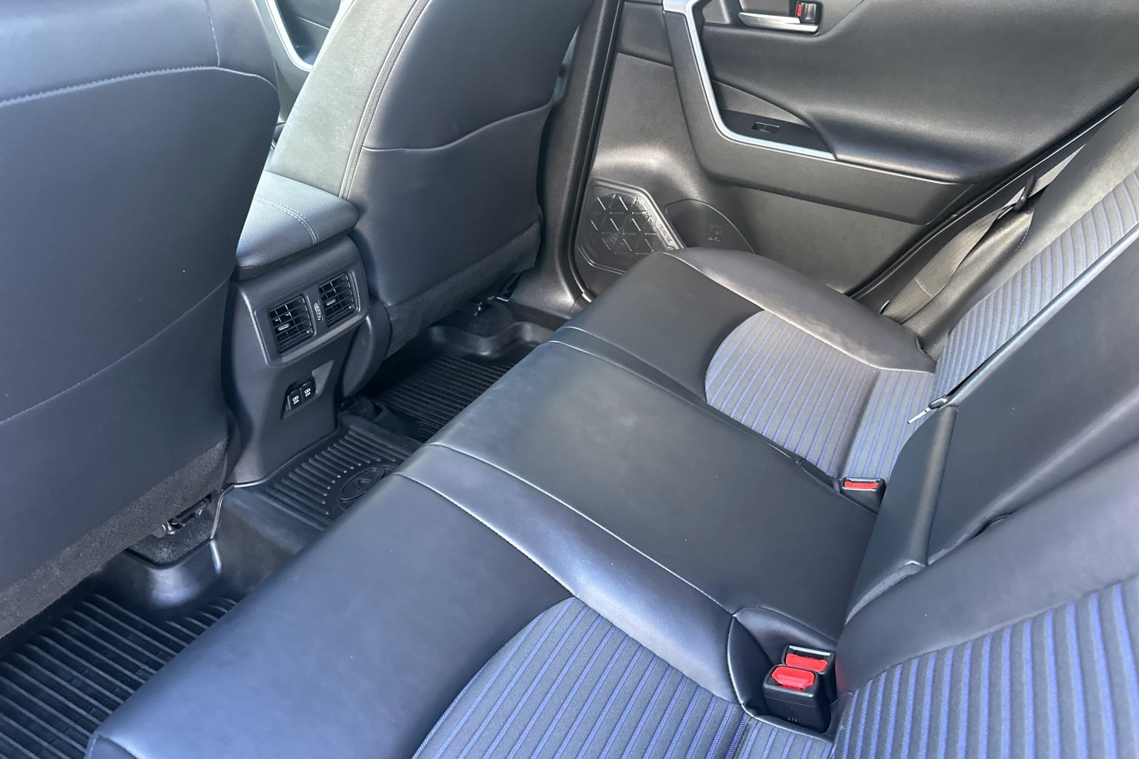 2019 Toyota RAV4 Hybrid XSE photo 10