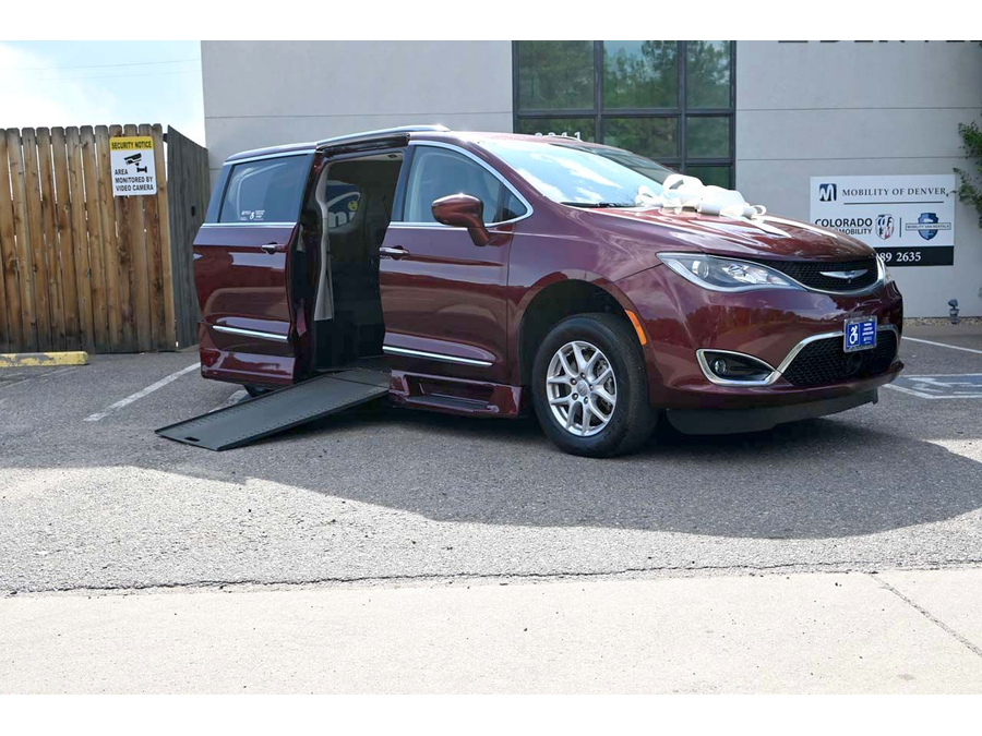 2020 Chrysler Pacifica Touring L photo 2