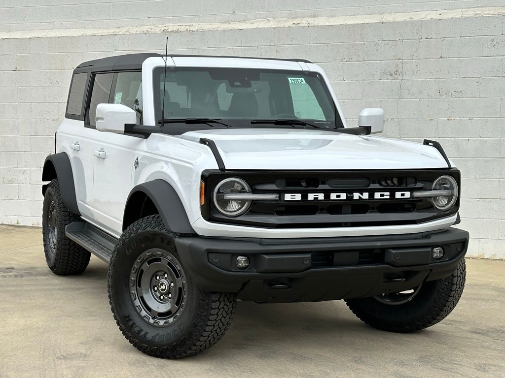 2025 Ford Bronco Outer Banks photo 2