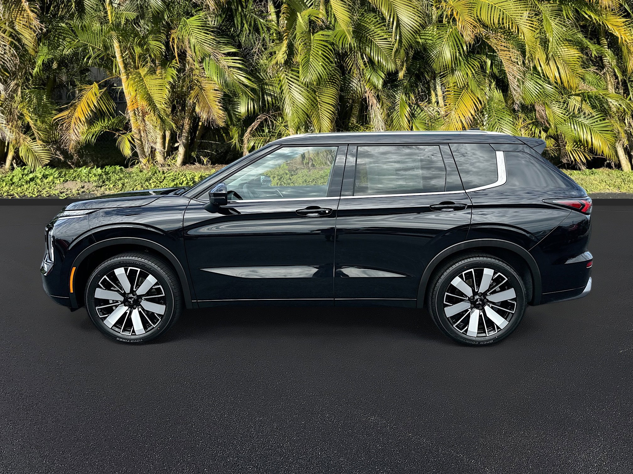 2025 Mitsubishi Outlander SEL photo 2