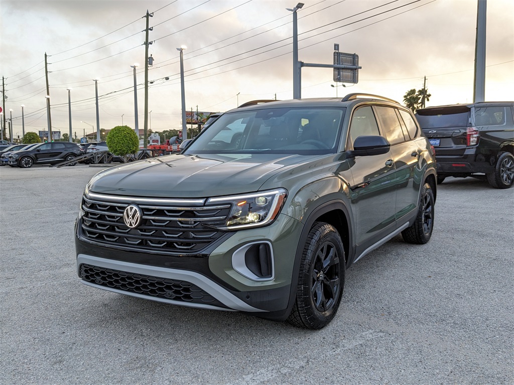 2025 Volkswagen Atlas Peak Edition SE photo 3