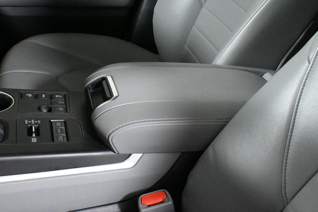 2024 Toyota Highlander XLE photo 25
